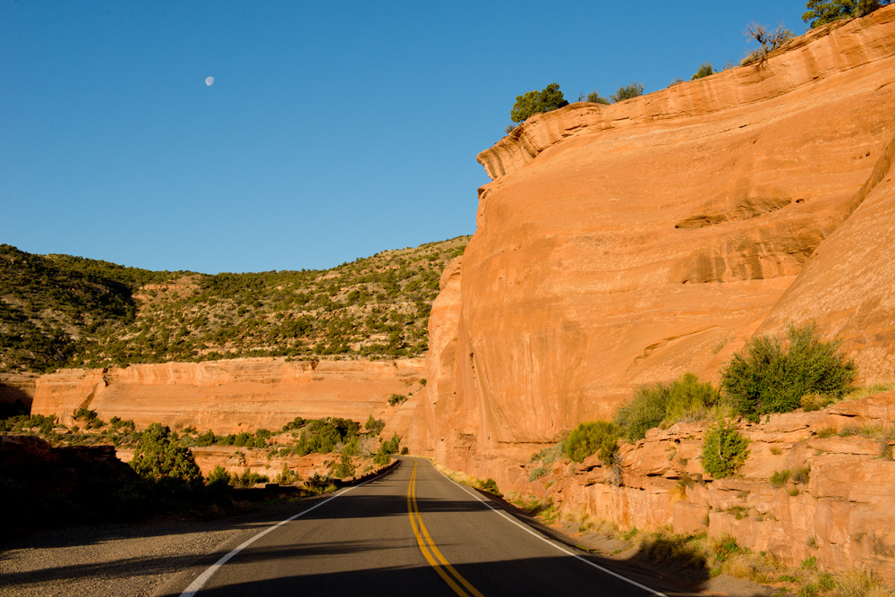 A public right of way existed on Rim Rock Drive
